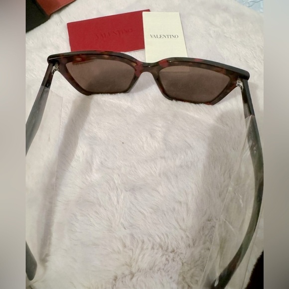 VALENTINO GARAVANI Logo Women’s 55mm Cat Eye Sunglasses In Red Havana NEW in Box - Picture 3 of 12